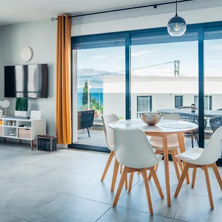 Apartman Sea Sun With 2 Bedrooms And Pool, Near Slatine