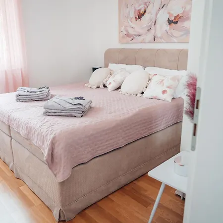 Apartman Sea Sun With 2 Bedrooms And Pool, Near Slatine