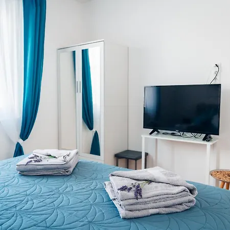 Sea Sun With 2 Bedrooms And Pool, Near