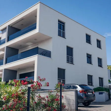 Apartman Sea Sun With 2 Bedrooms And Pool, Near