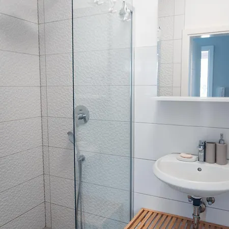 Apartman Sea Sun With 2 Bedrooms And Pool, Near Slatine