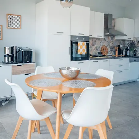 Sea Sun With 2 Bedrooms And Pool, Near Apartman