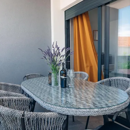 Sea Sun With 2 Bedrooms And Pool, Near Apartman Slatine