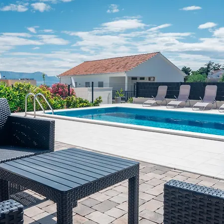 Sea Sun With 2 Bedrooms And Pool, Near Apartman *