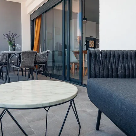 Sea Sun With 2 Bedrooms And Pool, Near