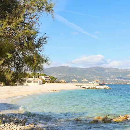 Sea Sun With 2 Bedrooms And Pool, Near