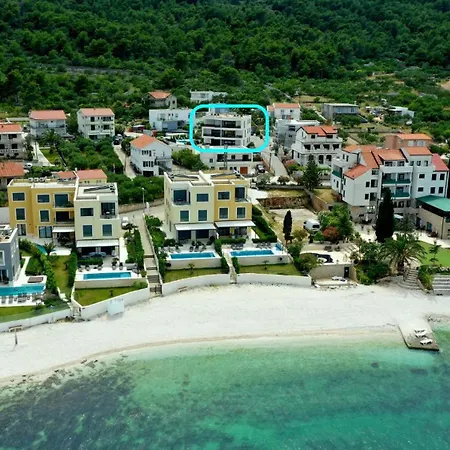 Sea Sun With 2 Bedrooms And Pool, Near