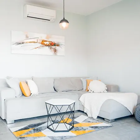 Sea Sun With 2 Bedrooms And Pool, Near Apartment