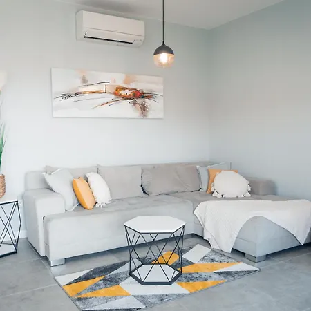 Sea Sun With 2 Bedrooms And Pool, Near Apartment